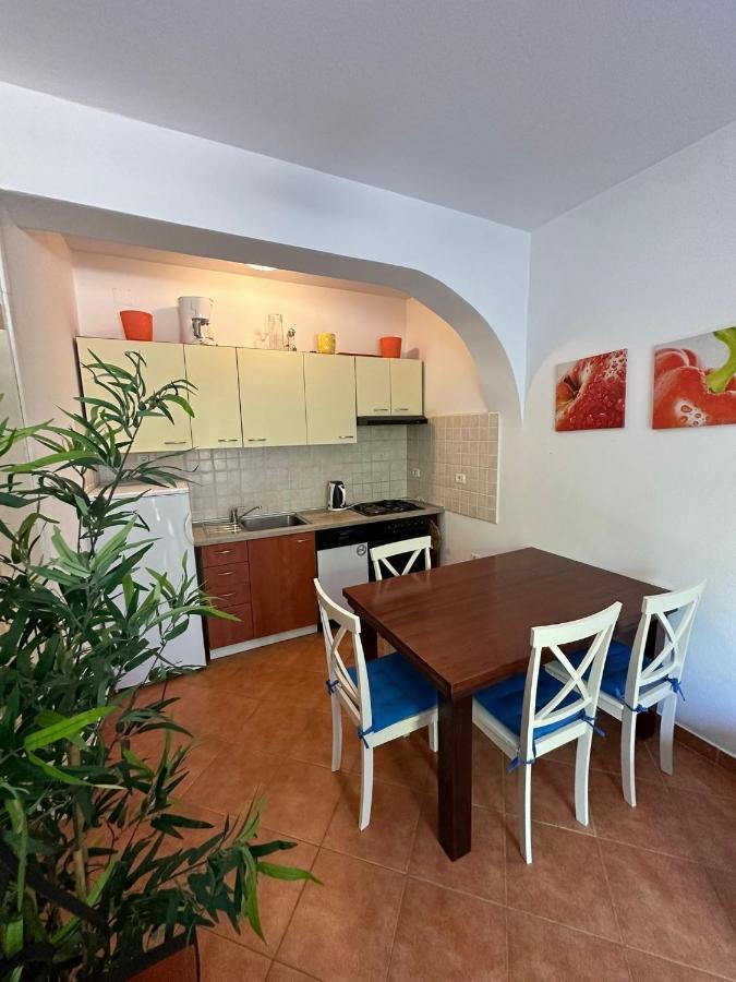 Apartments With A Parking Space Mali Losinj Mali Lošinj Exterior foto